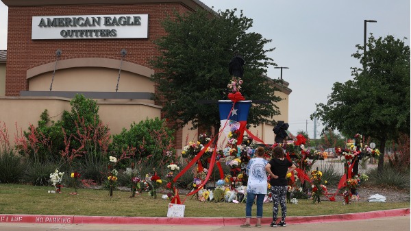 5月6日下午，美国德州艾伦购物中心(Allen Premium Outlets)发生枪击事件，8人丧生7人受伤。（Joe Raedle/Getty Images）