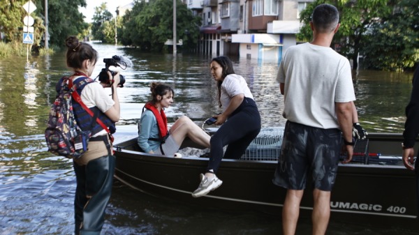 卡科夫卡（Nova Kakhovka）大壩被毀後赫爾松被洪水淹沒。2023年6月8日，在烏克蘭赫爾松，女孩們帶著被疏散的動物從船上下來。