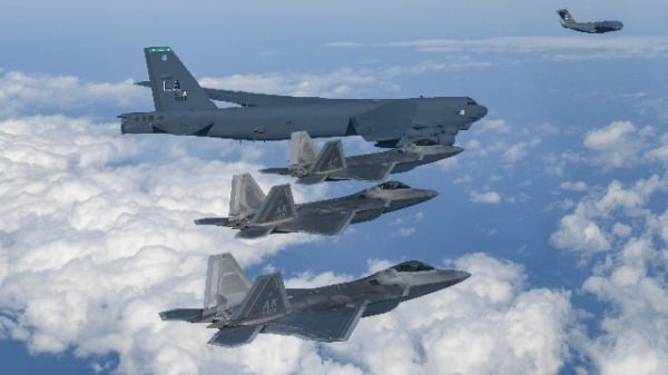 2022年12月20日，美军B-52H战略轰炸机、F-22战斗机和C-17运输机在美韩联合演习期间飞越韩国领空。
