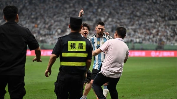 中国北京近日刮起“阿根廷足球巨星梅西”风潮，一名年轻的球迷居然冲进正在比赛的足球场、拥抱足球巨星梅西而爆红。