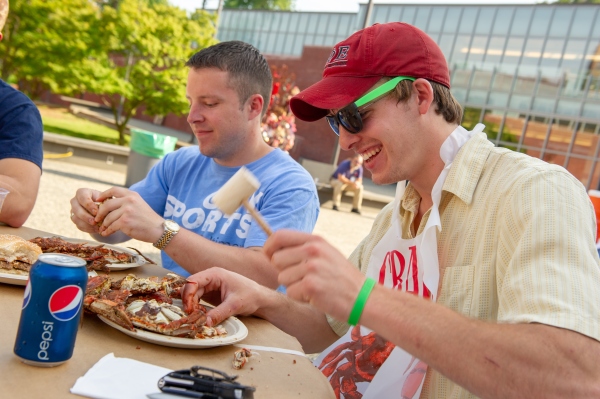 2010年5月21日，馬里蘭州巴爾的摩的約翰霍普金斯大學的學生們參加了一場螃蟹盛宴，享用馬里蘭州傳統菜餚藍蟹。
