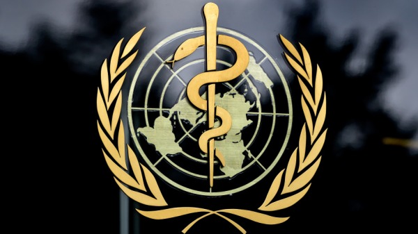 2021年1月29日，世界衛生組織 (WHO) 在其日內瓦總部入口處的標誌。