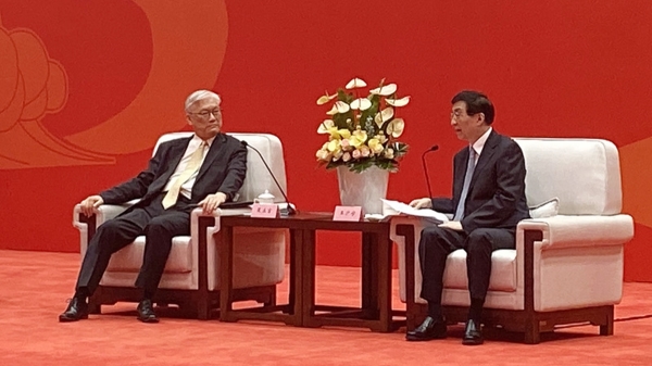 國民黨副主席夏立言（左）率團參加海峽論壇，17日與中共中央政協主席王滬寧會面。