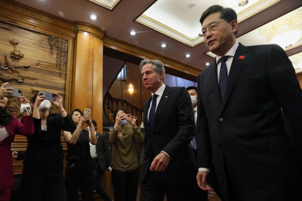 2023年6月18日，美国国务卿安东尼·布林肯（中）与中国外交部长秦刚（右）在北京钓鱼台国宾馆举行会谈。