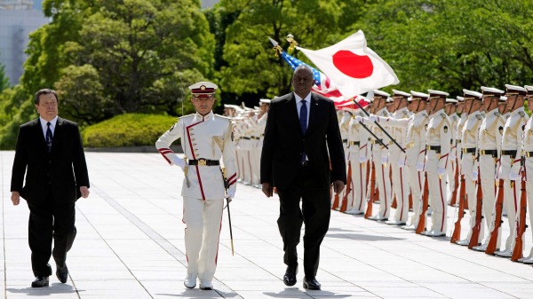 6月1日，美国国防部长奥斯汀访问日本，在东京与日本防卫大臣滨田康一检阅仪仗队。