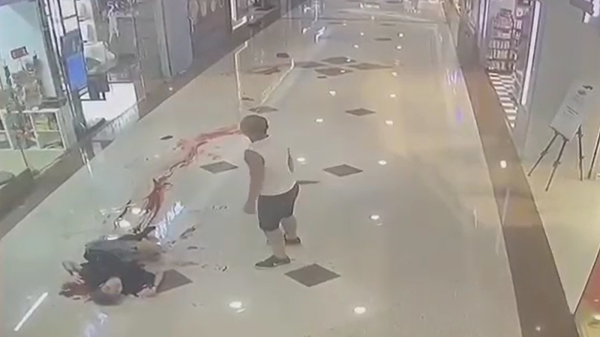 （（上2图）一名男子向一名短发女子施袭。女子倒卧地下后，男子连环猛刺数十刀，地面留下大量血迹。（图片来源：视频截图）