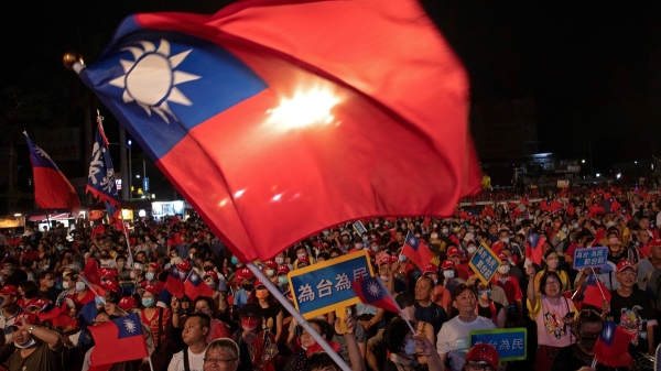 台灣選民於 2023 年 5 月 7 日在高雄參加競選集會。