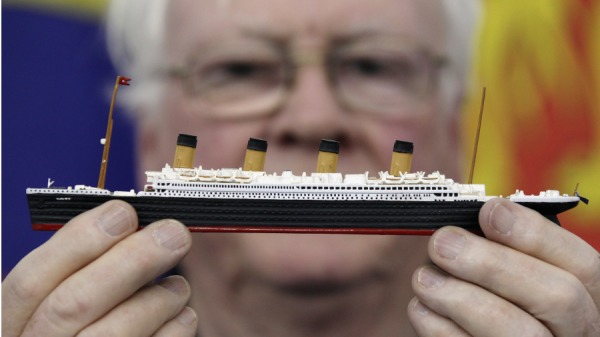 一名男子在2012年1月20日于英国伦敦的亚历山大宫举行的 '伦敦模型工程展览会' 上拿着泰坦尼克号的比例模型。