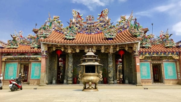 其實，「寺」和「廟」不同，但都是中國本土所有。圖為臺灣新北市三重區的先嗇宮。