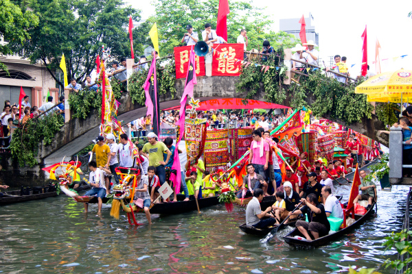 2011年容桂海尾端午节龙舟巡游，多艘龙舟穿过龙门