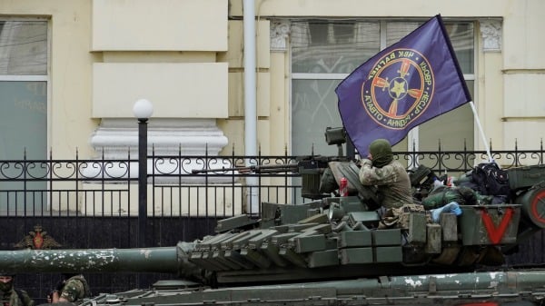 6月24日，瓦格納集團雇佣兵坐在羅斯托夫（Rostov-on-Don）街道上的一輛坦克上。