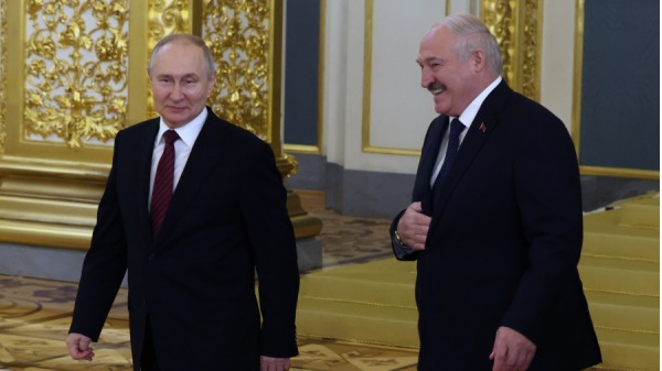 俄罗斯总统弗拉基米尔．普京（左）和白俄罗斯总统亚历山大．卢卡申科（右）于2023 年 5月25日在俄罗斯莫斯科大克里姆林宫举行最高欧亚经济委员会会议期间进入大厅。