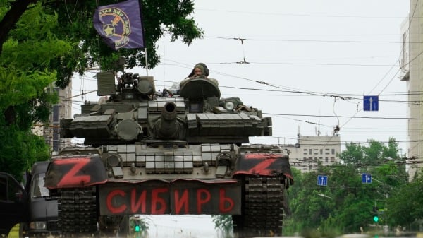 6月24日，瓦格纳集团雇佣兵坐在罗斯托夫（Rostov-on-Don）街道上的一辆坦克上。
