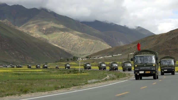 中共军车在青藏公路运输