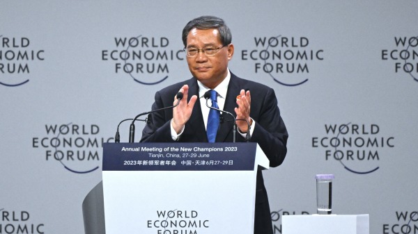 6月27日，中共国务院总理李强在天津世界经济论坛开幕式上讲话。(图片来源：WANG Zhao/AFP)
