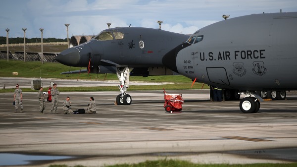 美國空軍羅克韋爾B-1B Lancer戰機（左）和波音KC-135 Stratotanker戰機（右）於2017年8月17日停在關島伊戈安德森空軍基地的停機坪上。（Justin Sullivan/Getty Images）(16:9)