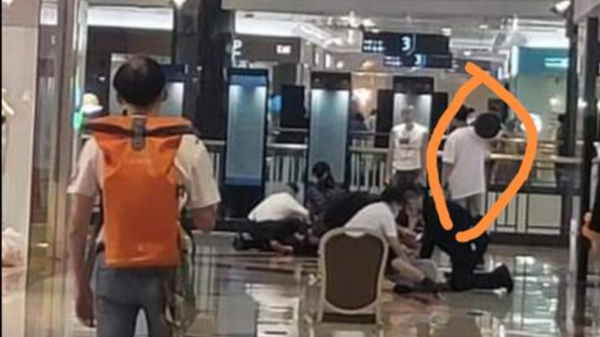 While the assailant was standing still, several citizens stepped forward to give first aid to the two attacked women.  (Image source: Internet)