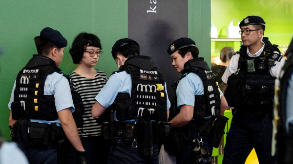 6月3日夜晚，行為藝術家陳美彤在銅鑼灣悼念六四被捕。（圖片來源：Getty Images）