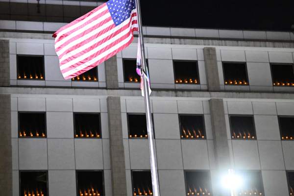 美国驻港总领事馆成为少数可以在香港继续悼念六四的地方。（图片来源：Getty Images）
