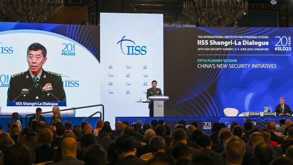2023年6月4日，中國國防部長李尚福在於新加坡舉行的第20屆香格里拉對話峰會上發表演講。