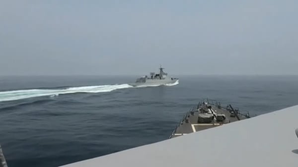 美国海军4日释出影片，可见中国战舰横切驶过美国驱逐舰钟云号前方。