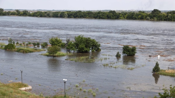 6月6日，在卡霍夫卡水电站水坝遭炸毁后，赫尔松遭洪水淹没的区域。