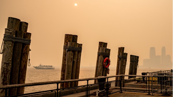 2023年6月7日，一艘船在加拿大野火的煙霧籠罩下經過砲台公園。週二晚上，紐約在世界上污染最嚴重的主要城市名單中名列前茅，因為大火產生的煙霧繼續籠罩著美國東海岸。（David Dee Delgado/Getty Images)