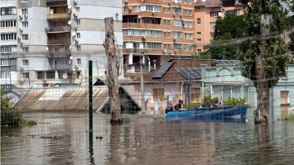 2023年6月8日，当地居民乘船穿越赫尔松的洪水，Kakhovka 水电站大坝遭受破坏后，该市水位上升。 