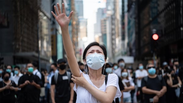 香港反送中运动期间，示威者举起手臂。（图片来源：Getty Images）