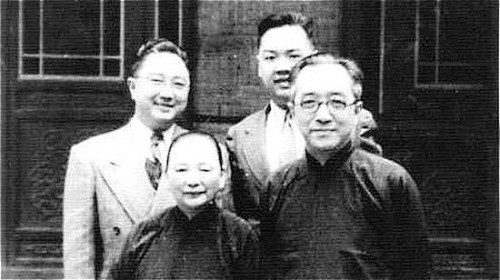 胡適全家，右起：胡適、次子胡思杜、妻子江冬秀、長子胡祖望