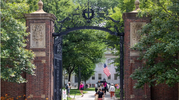 2023 年 6 月 29 日，人們穿過馬薩諸塞州劍橋哈佛大學校園哈佛庭院的大門（Scott Eisen/Getty Images)