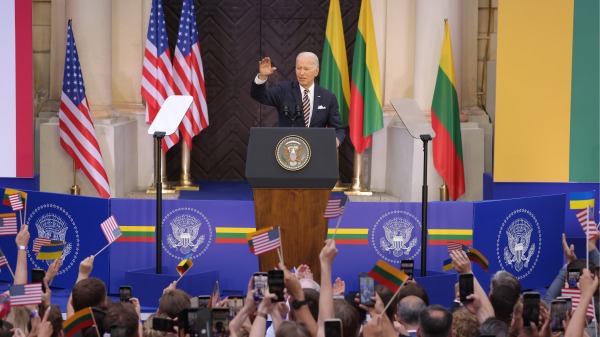 美國總統喬·拜登於 2023 年 7 月 12 日在立陶宛維爾紐斯維爾紐斯大學發表講話後向人群揮手致意。（Sean Gallup/Getty Images）