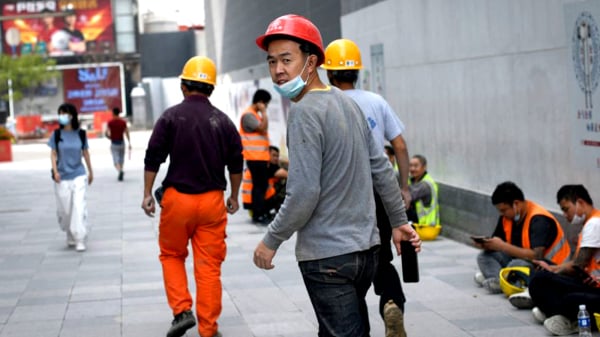 香港政府要求大陸外勞和本地勞工工資中位數持平，並且公司還要為對方提供住宿，引發本港打工族不滿。圖為大陸工地工人。（圖片來源：Getty Images）