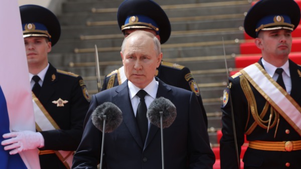 2023年6月27日，數百名俄羅斯軍官聚集在莫斯科克里姆林宮大教堂廣場聆聽弗拉基米爾•普京的講話。