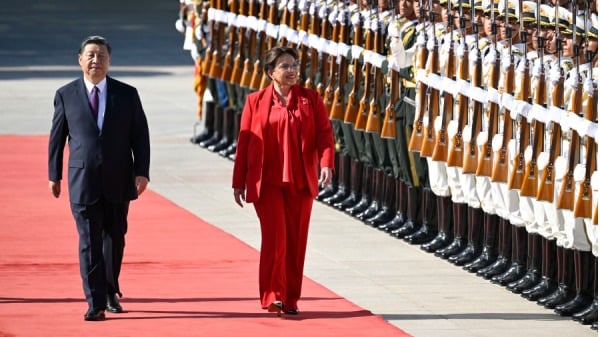 2023年6月12日，洪都拉斯总统希奥马拉．卡斯特罗和中国国家主席习近平（左）于中国北京人民大会堂外举行的欢迎仪式上检阅中国仪仗队。