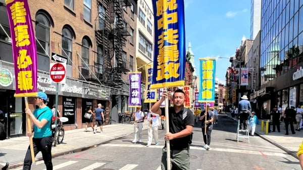 通过“走线”刚到美国的华人李宁也表示，他刚到美国时，看到“退党中心”的牌子也感到很震撼。图为他参加游行。（林丹/退党中心）