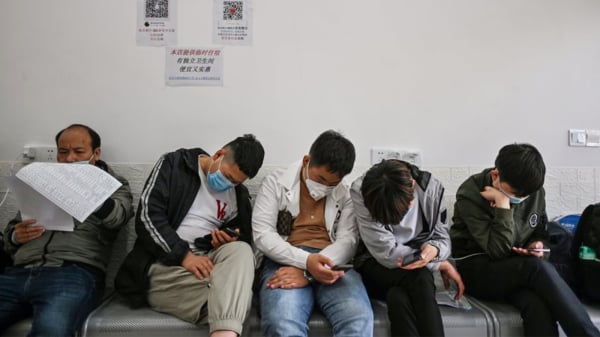 圖為2020年上海一家職業介紹所內，數位求職人士在打瞌睡。（圖片來源：Getty Images）