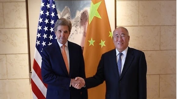 2023年7月17日，美国气候问题特使克里（John Kerry）与中国气候变化事务特使解振华在北京饭店进行了长达4小时的会面。（克里气候特使推特帐号）(16:9)