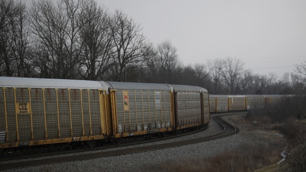 諾福克南方公司貨運列車於 2014 年 1 月 6 日在肯塔基州瓦迪沿軌道行駛（Luke Sharrett/Getty Images）(16:9)