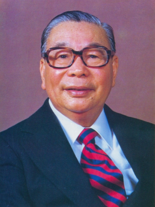 蒋经国在台湾行政院珍贵史料展示室《历任院长》的官方肖像。