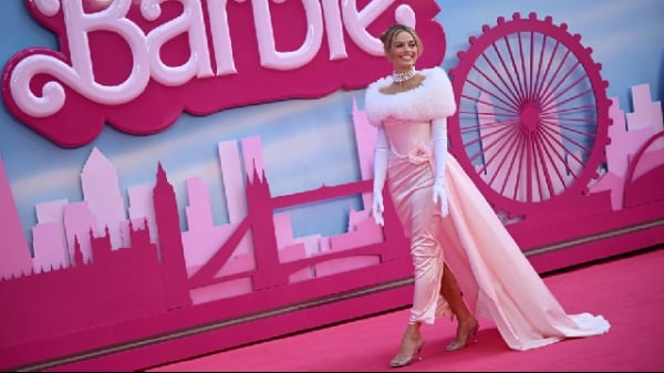 电影《Barbie芭比》票房，北美亮丽中国黯淡。图为：澳大利亚女演员Margot Robbie于2023年7月12日抵达伦敦参加《Barbie芭比》