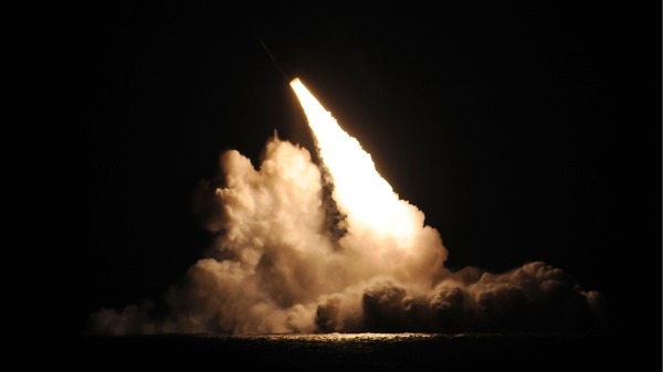 美国俄亥俄级战略核潜艇“肯塔基号”试射一颗潜射弹道导弹（SLBM）。