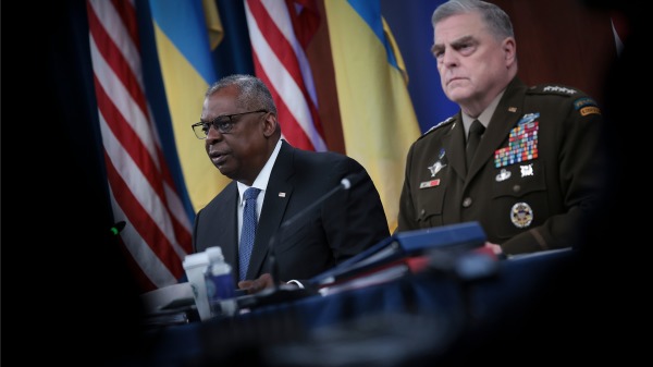 美国防部长奥斯丁(左)与参谋首长联席会议主席密利(右)18日在国防部的记者会上，