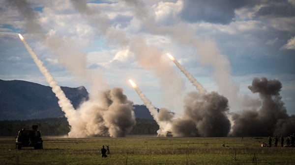 2023 年 7 月 22 日，在澳大利亚北部射击场举行的联合军演中，美国军方的 HIMARS 系统发射了一枚导弹，这是澳大利亚国防军和美国军方在浅水湾举行的最大规模联合训练活动“护身军刀”演习的一部分(ANDREW LEESON/AFP via Getty Images)