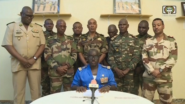 阿马杜・阿卜杜拉马内（Amadou Abdramane）少校在尼日尔国家电视台发表声明称，已经推翻尼日尔政府，总统巴祖姆被免职。