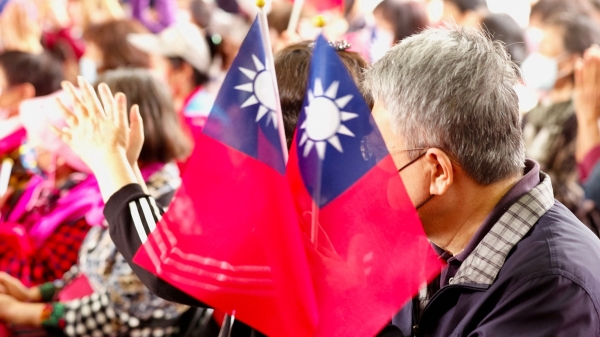 2022 年 11 月 5 日，台灣選民在新北市舉著中華民國國旗。