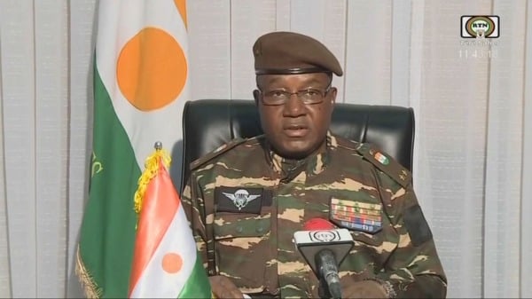 尼日尔军事政变领导人、陆军上校阿卜杜拉哈曼・蒂亚尼在国家电视台宣读，有关撤销1977年至2020年与法国签订的5项军事协议的决定。