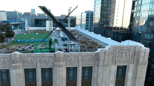 2023年7月28日，加州舊金山前推特總部的屋頂上安裝了一個大X標誌X”。(Justin Sullivan/Getty Images