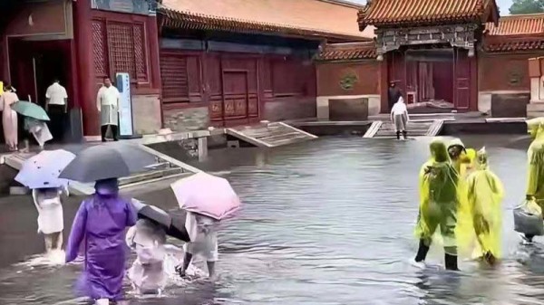隨著颶風杜蘇芮逼近北京，日前中共氣象部門發布最高級別預警。圖為2023年7月22日，故宮慈寧宮院落出現大量積水。（圖源：網路）