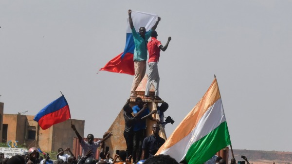 数千名抗议者聚集在尼日尔首都尼亚美举行集会，支持军政府，并挥舞着尼日尔和俄罗斯国旗。